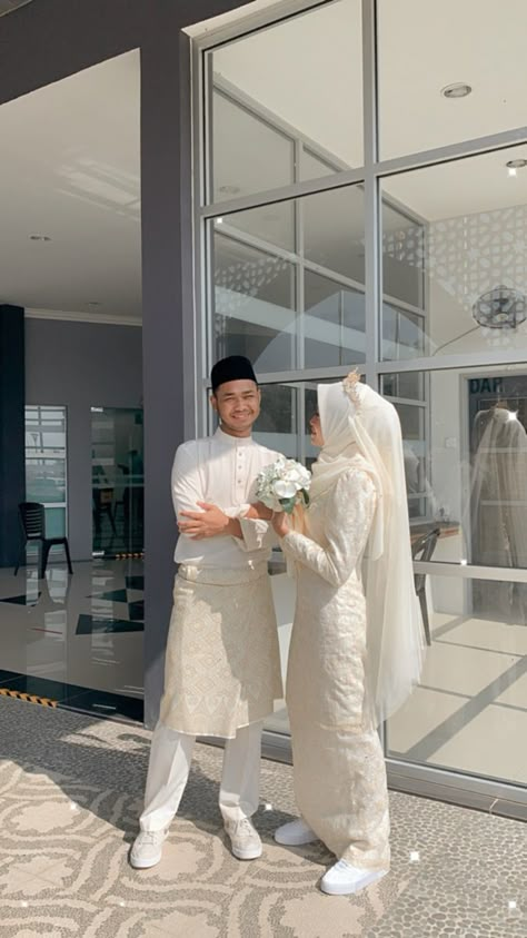 Malay Nikah Outfit, Baju Akad Nikah Muslim Syari, Baju Akad Nikah Muslim Simple, Malaysian Wedding Dress Muslim, Simple Nikah Dress, Wedding Malaysia Muslim, Dress Akad Nikah Muslimah, Malay Wedding Dress Nikah, Simple Nikah Outfit