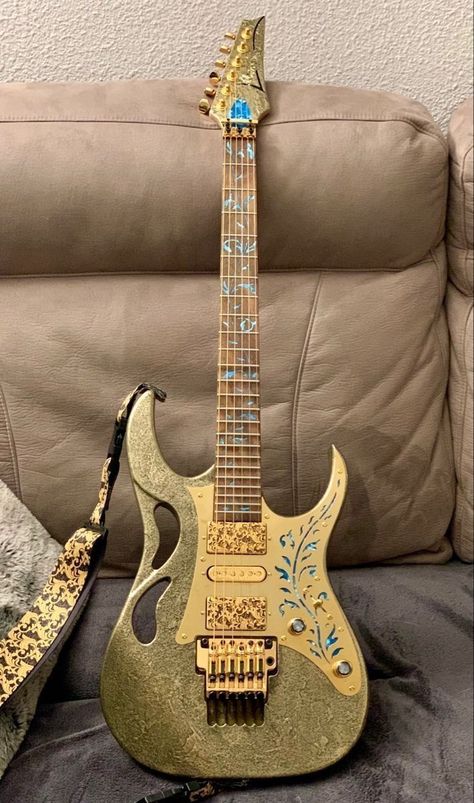 Decorated Electric Guitar, Beautiful Guitars Electric, Cool Electric Guitar Design, Cool Guitars Electric, Cool Guitar Designs, Random Cool Stuff, Bass Guitar Design, Custom Acoustic Guitars, Guitar Artwork