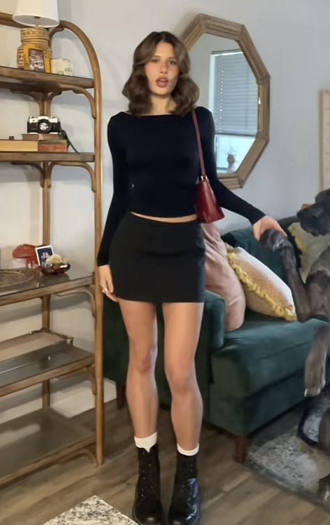 Miniskirt And Sneakers Outfit, Outfit With Short Black Skirt, Outfit Ideas Skirt Casual, Flowy Skirt Outfit Short, Black Skort Outfit Night Classy, Mini Skirt T Shirt Outfit, Black Denim Mini Skirt Outfit Winter, Outfits With Short Black Boots, Black Mini Skirt Outfit Going Out