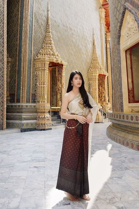 Thai Traditional Clothing Chut Thai Thai Outfits, Raya 2022, Thai Traditional Clothing, Outfit Traditional, Thailand Traditional, Thai Silk Dresses, Traditional Thai Clothing, Queen Sirikit, Thai Clothes