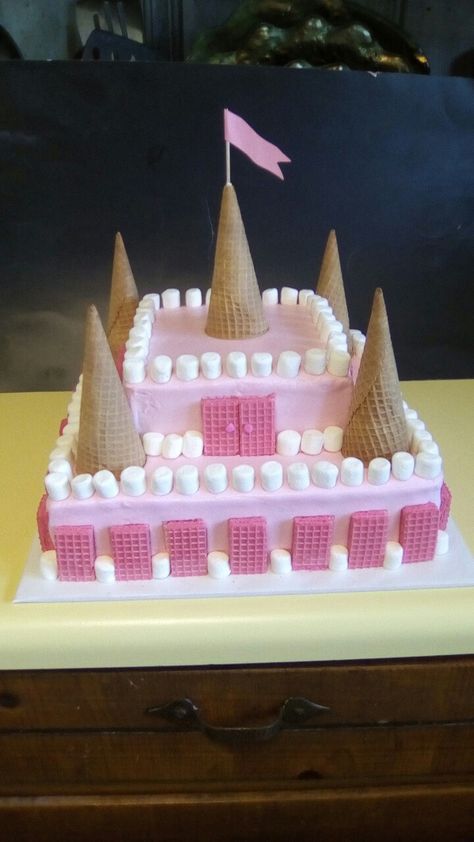 Princess Cake Homemade, Diy Princess Castle Cake, Candy Castle Cake, Easy Princess Castle Cake, Castle Princess Cake, Easy Princess Birthday Cake, Diy Princess Cake Easy, Homemade Princess Cake, Princess Birthday Cake Ideas Simple