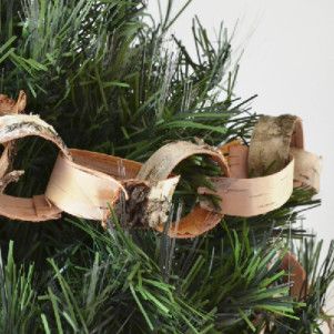 Natural Birch Bark Paper Garland Tutorial. SO pretty, but don't go peeling it from the trees, find it on the ground! Diy Christmas Garland Ideas, Christmas Garland Ideas, Bark Crafts, Birch Bark Crafts, Birch Craft, Garland Tutorial, Diy Christmas Garland, Garland Ideas, Garland Diy