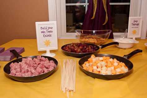 Rapunzel party - build your own kabobs, must do this! So cute :) Rapunzel Birthday Food Ideas, Tangled Birthday Party Food, Rapunzel Birthday Party Food, Rapunzel Food Ideas, Rapunzel Themed Food, Tangled Food Ideas, Tangled Party Food, Tangled Themed Dinner, Rapunzel Party Food