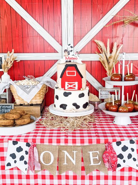 Styling Inspiration :: A Fall Farm Harvest Birthday Food Ideas For Farm Birthday Party, Fall Farm First Birthday, Fall Farm Birthday Cake, Farm Breakfast Party, Friendly Farm Birthday Party, Farm Birthday Party Table Decor, Farm Birthday Party Aesthetic, Farm Birthday Table Decor, Harvest 1st Birthday Party