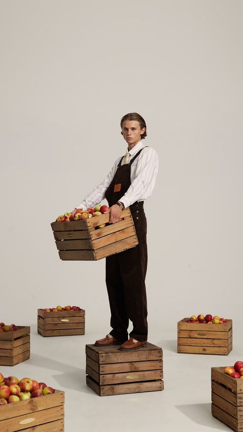 Apple Clothes, Fruit Stall, Vegetables Photography, Shop Signage, Apple Crates, Apple Baskets, Bottle Design Packaging, Fruits For Kids, Studio Poses