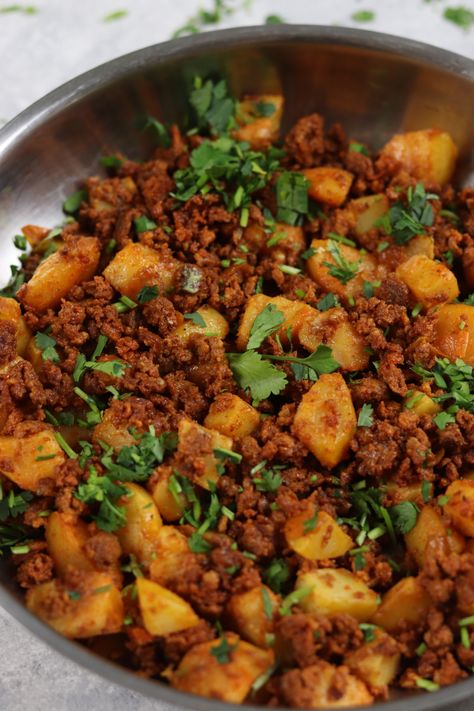 Chorizo con Papas (Mexican Chorizo with Potatoes) - La Saucy Kitchen Potatoes With Chorizo, Chorizo With Potatoes, Papas And Chorizo, Chorizo Potato Recipes, Chorizo And Potato Tacos, Chourico Recipes, Mexican Cookout, Chorizo Potato Tacos, Chorizo And Potatoes