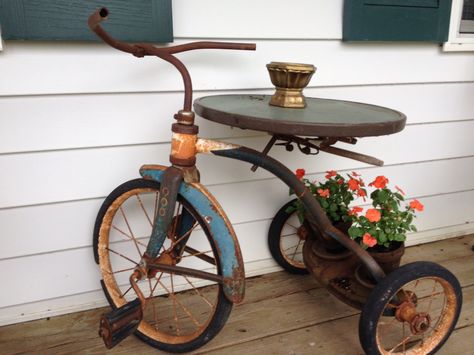 Bicycle Planter Ideas, Vintage Bicycle Decor, Vintage Bike Decor, Garden Bicycle, Dream Bedroom Luxury, Mini Cafeteria, Bicycle Planter, Cow Skull Decor, Weird Furniture