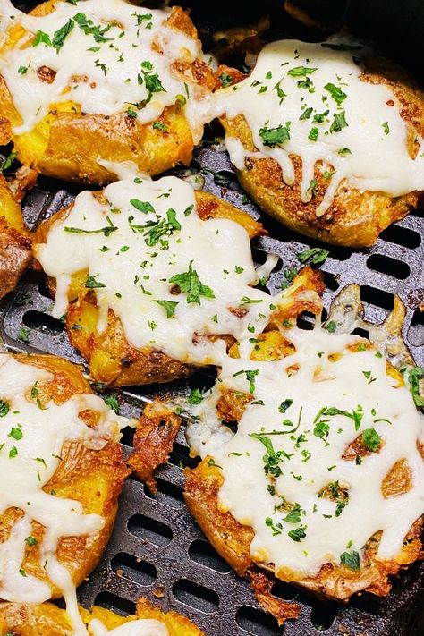 smashed potatoes in air fryer topped with cheese Cheesey Potatoes Recipe, Cheesy Red Potatoes, Potatoes Smashed, Baked Baby Potatoes, Smashed Potatoes Baked, Air Fryer Potatoes, Air Fry Potatoes, Potatoe Recipes, Cheesy Potatoes Recipe