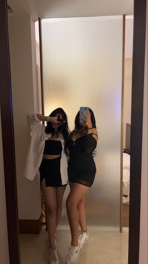 Trail Room Mirror Selfie, Mirror Selfie With Best Friend, Selfie With Best Friend, Poses Mirror Selfie, Selfie With Friends, Party Snap, Poses Mirror, With Best Friend, Pretty Brunette