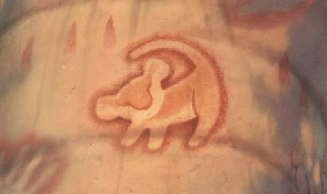 Simba drawing in Rafiki's tree Tattoo Lion King, Rafiki Simba, Lion King Tattoo, Tattoo Lion, Lion King Drawings, Lion King Pictures, Lion King Art, King Simba, Lion King Simba