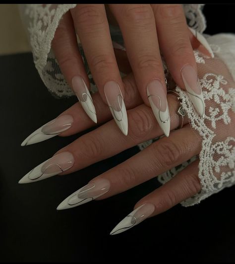 White Nails Stiletto, French Nails Stiletto, Stiletto Nails White, Stiletto Nails Ideas, Nail Art Stiletto, Belleza Aesthetic, Small Nails, Sharp Nails, White And Silver Nails