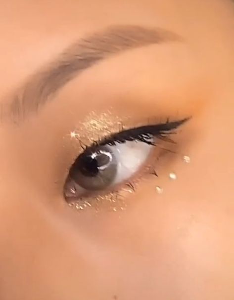 #kpop #ulzzang #korean #asian #makeup #koreanbeauty #kbeauty #abg Gold Korean Makeup, Bling Makeup, New Year's Makeup, Glitter Eye Makeup, Gold Makeup, Gold Eyes, Concert Fits, Tan Skin, Asian Makeup