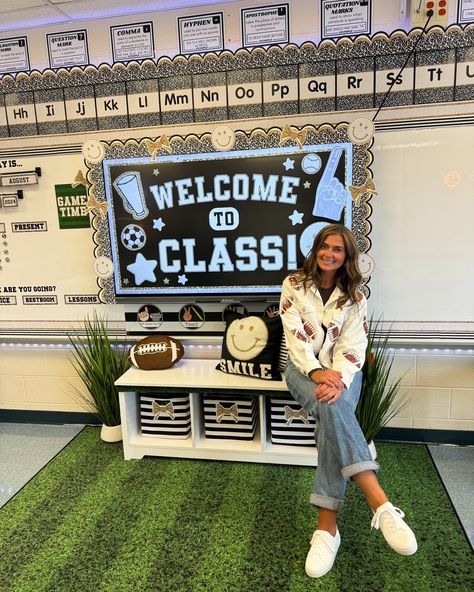 Get your game day on with our School Spirit collection! We could not be more obsessed with how @classwithmisspeacock styled this theme in her classroom! 😍✨ #classroomdecor #classroomtheme #classroomsetup #classroomtransformation #classroommakeover #classroomideas #classroompinspirations #teachersfollowteachers #teachertribe Classroom Entrance Ideas, Classroom Aesthetic High School, High School Classroom Decorating Ideas, Comfy Classroom, Job Vision Board, Teacher Job, Teacher Classroom Ideas, Classroom Designs, Classroom Must Haves