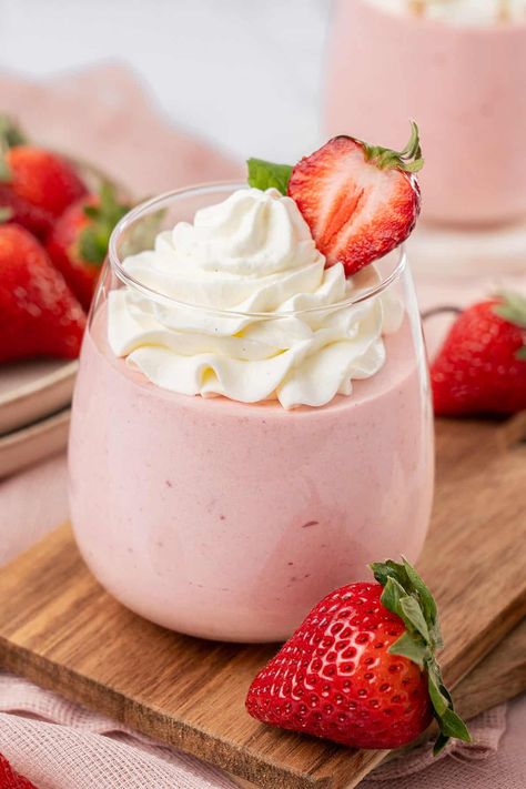 Summer Dessert Table, Creme Anglaise Recipe, Strawberry Mousse Recipe, Strawberry Crunch Cake, Strawberry Things, Strawberry Pudding, Strawberry Parfait, Dessert Cups Recipes, Mousse Cake Recipe