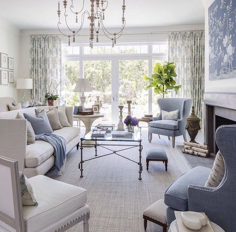 I turn to blue time and time again as an accent colour, but lately it's the perfectly light and sophisticated French Blue that has me obsessed. Transitional Living Room Design, Curtains Ideas, French Country Living Room, Coastal Living Rooms, Design Salon, Summer Living, Room Curtains, Coastal Living Room, Country Living Room