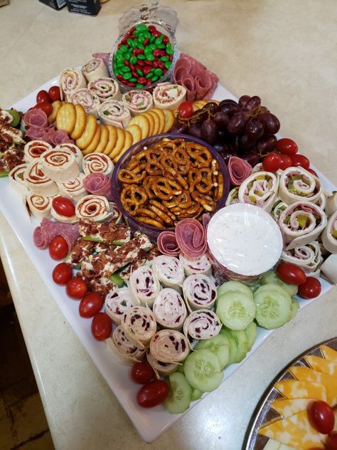 Charcuterie Board Pinwheels, Pinwheel Platter Ideas, Pinwheel Charcuterie Board Ideas, Pinwheel Charcuterie Board, Appetizer Presentation, Christmas Adam, Pinwheel Sandwiches, Pinwheels Party, Pinwheel Appetizers