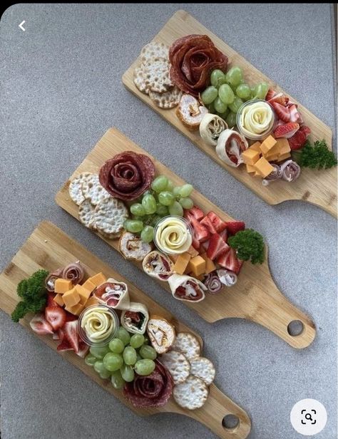 Charcuterie Board Meats, Home Inspo Living Room, Charcuterie Gifts, Home Inspo Cozy, Party Food Buffet, Charcuterie Inspiration, Charcuterie Platter, Charcuterie Cheese, Party Food Platters