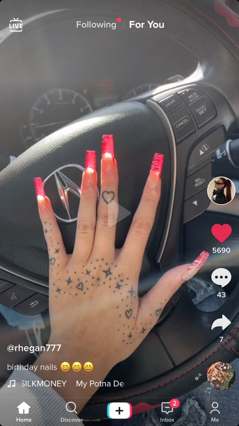 Soft Tattoo, Sparkle Tattoo, Knuckle Tattoos, Mouse Tattoos, Cute Hand Tattoos, Hand And Finger Tattoos, Pretty Hand Tattoos, Hand Tats, Tasteful Tattoos