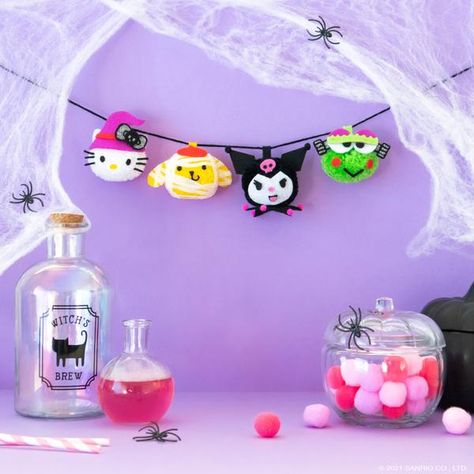 Spooky Sanrio, Diy Pom Pom Garland, Crochet Origami, Glitter Fabric Paint, Halloween Crafts And Activities, Sanrio Diy, Sanrio Halloween, Garland Craft, Kawaii Diy Crafts