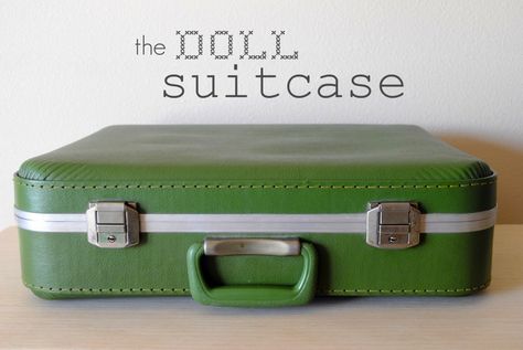 ReFab Diaries: DIY: Vintage suitcase turned dollhouse... Diy Doll Trunk, Diy Doll Suitcase, Doll Suitcase, Diy Suitcase, Vintage Kids Clothes, Old Suitcases, Vintage Baby Clothes, Vintage Suitcase, Dollhouse Dolls