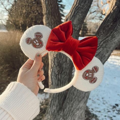 Disney Ears Homemade, Gingerbread Mickey Ears, Christmas Ears Disney, Disney Ears Christmas, Disney At Christmas Outfits, Unrealistic Dresses, Christmas Disney Ears, Christmas Disney Outfits, Disneyland Ootd