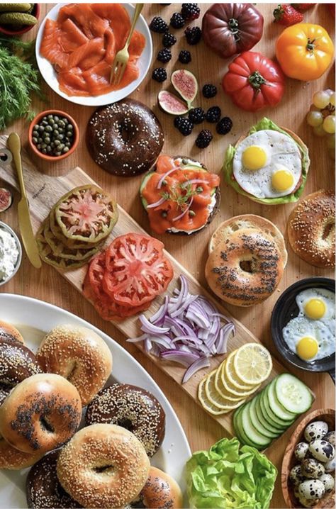 Bagel Buffet Food Ideas On A Budget, Bagel Board, Baked Bagels, Reception Food Ideas, Wedding Reception Food Ideas, Bagel Bar, Best Wedding Reception, Wedding Food Stations, Hosting Brunch