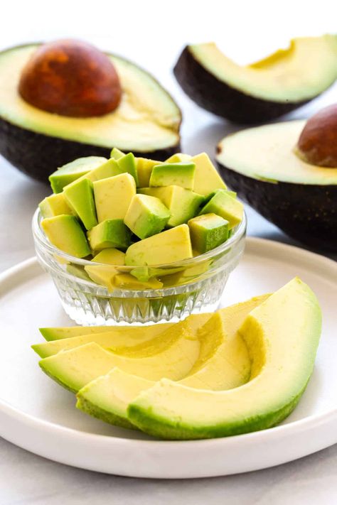 How to cut avocado step-by-step guide. The creamy flesh can be sliced, diced, or mashed to add nutritional benefits to recipes and even desserts. #howto #avocado #guacamole Regime Anti Cholesterol, Cut Avocado, Guacamole Dip Recipes, How To Ripen Avocados, Avocado Guacamole, Guacamole Recipe Easy, How To Cut Avocado, How To Make Guacamole, Cooking 101