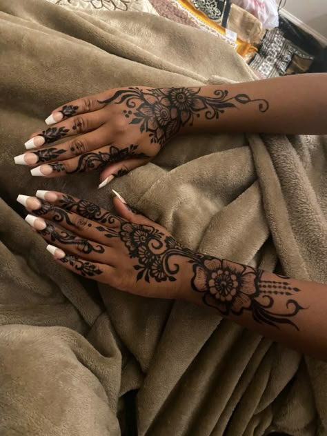 Henna Design Black Women, Henna Birthday Designs, Henna Designs Bridesmaid, Two Hand Henna Designs, Henna Designs With Flowers, Henna Hand Tattoos Black Women, Henna Designs 2 Hands, Henna Tattoo Black Women, Henna Designs Dark Skin