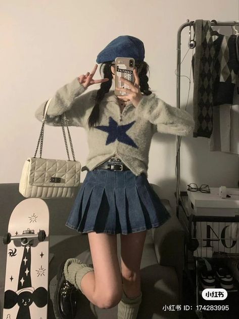 Grey And Blue Outfit, Uk Influencer, Beret Outfit, Star Cardigan, Aesthetic Grey, Outfit Grunge, Girl Y2k, Denim Miniskirt, Clothes Streetwear