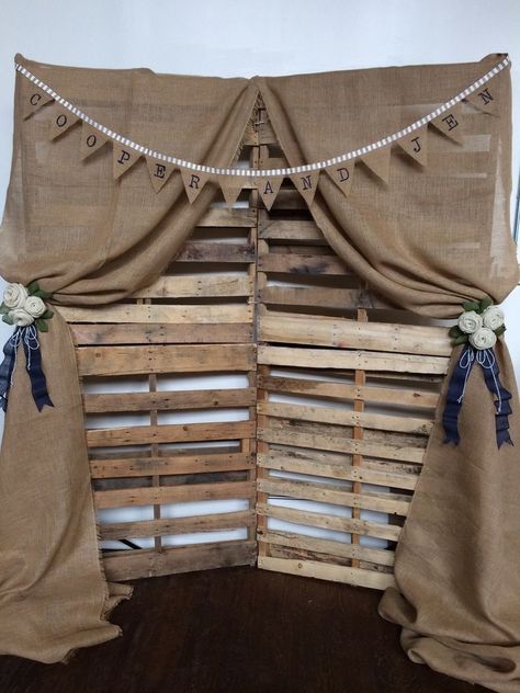 Diy Fotokabine, Rustic Burlap Wedding, Photo Booth Backdrop Wedding, Pallet Wedding, Country Party, Booth Backdrops, Western Parties, Diy Photo Booth, Wedding Photo Booth