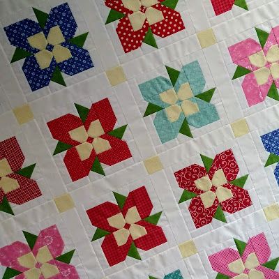 Center of Prairie Mix quilt top Prairie Flower Quilt, Flower Quilt Pattern, Floral Quilt Patterns, Flower Quilt Patterns, Granny Square Quilt, Farmers Wife Quilt, Quilt Pattern Book, Spring Sewing, Prairie Flower