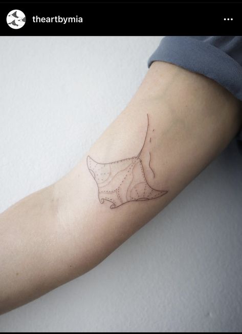 Stingray Tattoo Outline, Fine Line Sting Ray Tattoo, Stingray Fine Line Tattoo, Mantra Ray Tattoo, Mantaray Tattoo Simple, Stingray Sternum Tattoo, Moana Stingray, Mantra Ray, Bali Tattoo Ideas