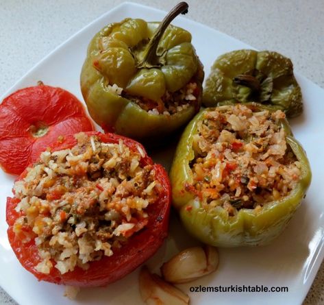 Stuffed Peppers and Tomatoes with Ground Meat & Aromatic Basmati Rice – Biber ve Domates Dolmasi; Delicious & Gluten-free Ground Meat And Rice, Stuffed Tomatoes, Eastern Cuisine, Cuisine Recipes, Peppers Recipes, European Food, Ground Meat, Middle Eastern Recipes, Basmati Rice