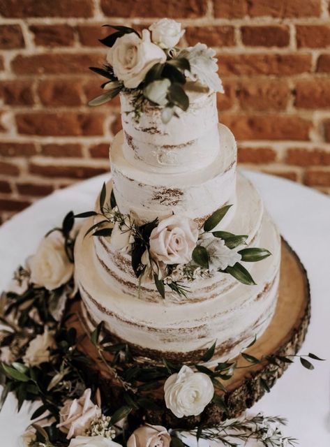 Burgundy Wedding Cake, Round Cake Stand, Pretty Wedding Cakes, Dream Wedding Cake, Wedding Cake Rustic, Wedding Cakes With Flowers, Future Wedding Plans, Wedding Cake Inspiration