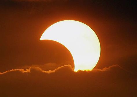 Watch for Sunday's strange solar eclipse on East Coast — and online - NBC News.com Partial Eclipse, Solar Eclipse 2017, Solar Eclipses, Moon Eclipse, Solar Solutions, Solar Installation, Total Solar Eclipse, Moon Photography, Earth From Space