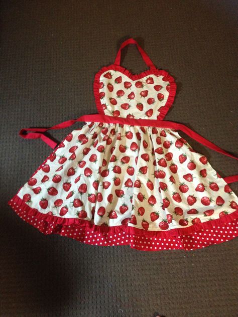 Cute Aprons Aesthetic, Apron Outfit Aesthetic, Strawberry Apron, Frilly Apron, Strawberry Things, Apron Ideas, Pretty Apron, Cute Apron, Apron Sewing