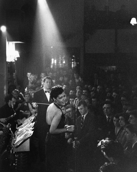 📷 Billie Holiday photographed by Roy DeCarava. 1952 Billy Holiday, Show Me A Hero, Lady Sings The Blues, Happy Birthday Woman, Delta Blues, Billie Holiday, Jazz Club, My Funny Valentine, Jazz Musicians