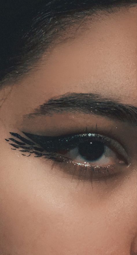 Bird Eye Makeup Feathers, Bird Like Makeup, Bird Wing Eyeliner, Feather Makeup Eye, Raven Bird Makeup, Crow Eye Makeup, Crowley Inspired Makeup, Crow Costume Makeup, Owl Inspired Makeup