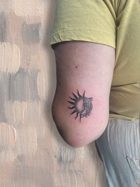 #tattooideas #tigertattoo #suntattoo #tattoos #tattoodesign #tiger #art #inspo #aesthetic #armtattoo #smalltattoo Tiger Sun Tattoo, Orlando Tattoo, Sun And Moon Tattoo, Sun Tattoos, Sun Tattoo, Tiger Art, Tiger Tattoo, Sun And Moon, Moon Tattoo