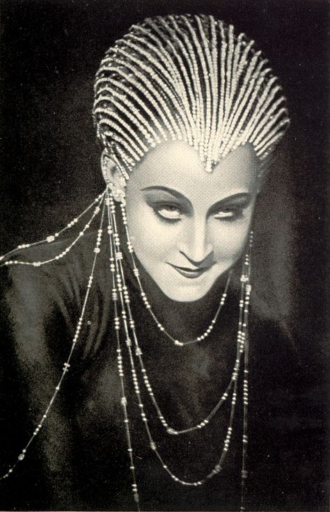 Brigitte Helm in Metropolis (Fritz Lang) Metropolis Film, Metropolis 1927, Fritz Lang, Film Archive, Head Pieces, Science Fiction Film, Silent Movie, Film Art, Tv Movie