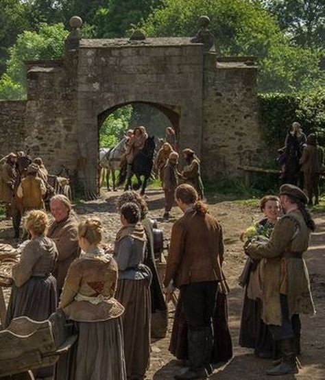 Town entrance, gate, people, medieval crowd Midevil Market, Medieval Family Aesthetic, Medieval Town Aesthetic, Apocalypse Family, Vila Medieval, Medieval Aesthetic, Village People, Medieval Life, Medieval Times