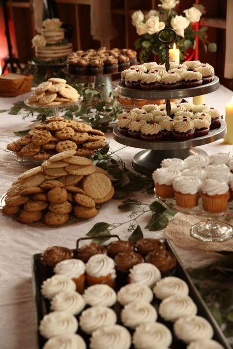 Christmas Dessert Bar Display Holiday Parties, Cookies For Dessert Table, Cookie Serving Display, Boho Sweets Table, Biscuit Bar Ideas, Treat Table Wedding, Cookie Table Ideas, Simple Wedding Dessert Table, Cookie Station