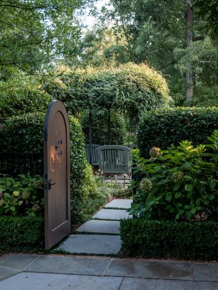 Courtyard With Hedges, Backyard French Garden, Hidden Backyard Spaces, Hedged Garden, Secret Garden Patio, Secret Garden Backyard, Front Courtyard Ideas, Front Yard Courtyard, Secret Garden Room