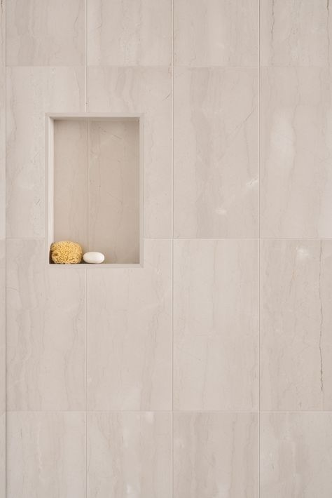 Beige Marble Bathroom Ideas, Vertical Marble Tile, Cream Shower Tile, Beige Shower Tile Ideas, Large Tile Shower Ideas, Beige Shower Tile, Beige Bathroom Tile Ideas, Beige Marble Bathroom, Vertical Tile