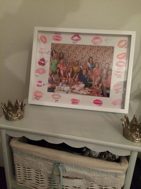 Hen do gift #bride #hen #hendo #bachelorette #kisses #photo #photoframe #giftforhen #present #pinks Hendo Ideas, Hen Ideas, Spanish Wedding, Hen Do, Photo Craft, Hen Party, Mug Shots, Hen, Bachelorette Party