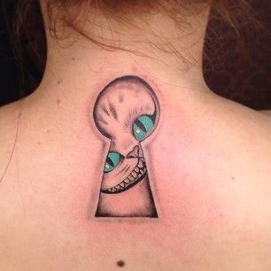 50 Incredible Tattoos Inspired By Books From Childhood - I ADORE this Cheshire in the key hole piece! Keyhole Tattoo, Cheshire Cat Tattoo, Catrina Tattoo, Key Tattoo, Wonderland Tattoo, Cat Tattoo Designs, Incredible Tattoos, Disney Tattoos, Trendy Tattoos