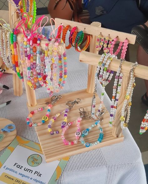 Jewelry Vendor Display, Bracelets Preppy, Jewelry Shop Display, Bracelet Pearls, Beads Macrame, Craft Market Display, Craft Booth Display, Craft Booth Displays, Diy Jewelry Display