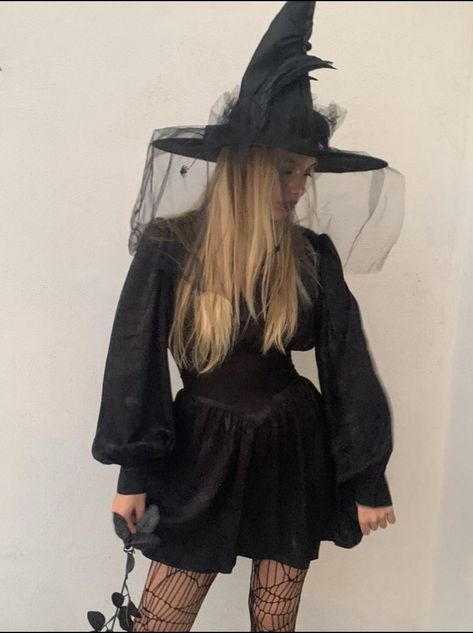 Boujee Witch Costume, Black Witch Halloween Costume, Black Dress Witch Costume, Hot Witch Halloween Costume, Classy Witch Costume, Witch Outfit Ideas Halloween, Witches Night Out Outfit, Cute Witch Halloween Costume, Witch Costume Inspiration