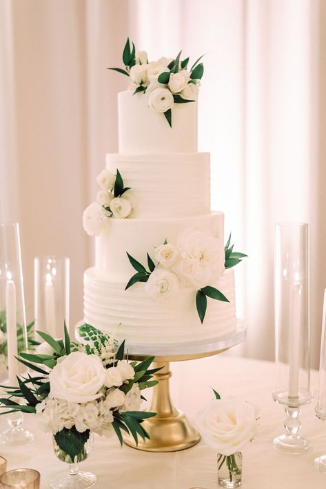 Western Wedding Cakes, Wedding Cake Designs Simple, Cakes Elegant, Gold Cake Stand, Wedding Cakes Elegant, Simple Elegant Wedding, Floral Wedding Cakes, Buttercream Wedding Cake, Romantic Wedding Cake