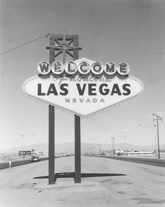 Old Welcome to Las Vegas sign on a deserted and undeveloped Strip...and still there to this day! 007 Casino Royale, Vegas Vintage, Old Vegas, Las Vegas Sign, Vegas Sign, Las Vegas Photos, History Images, Vegas Baby, Vegas Strip